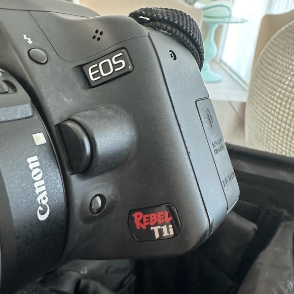 CANON Rebel T1i EOS 500D with 2nd lenses- zoom battery, charger & case - Picture 7 of 16